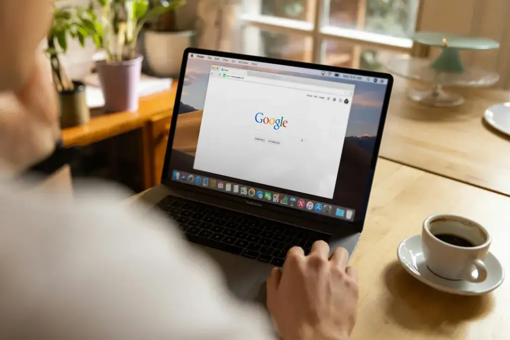 Persoon gebruikt google in een café